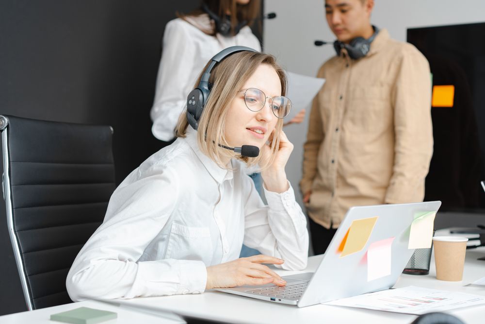 Fotografia de profissional de atendimento com mockup ilustrativo de conversas de WhatsApp e Instagram.