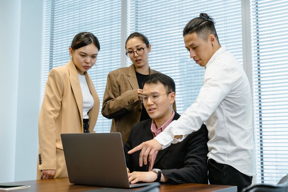 Fotografia de equipe com mockup ilustrativo de pesquisa e organização de empresas.
