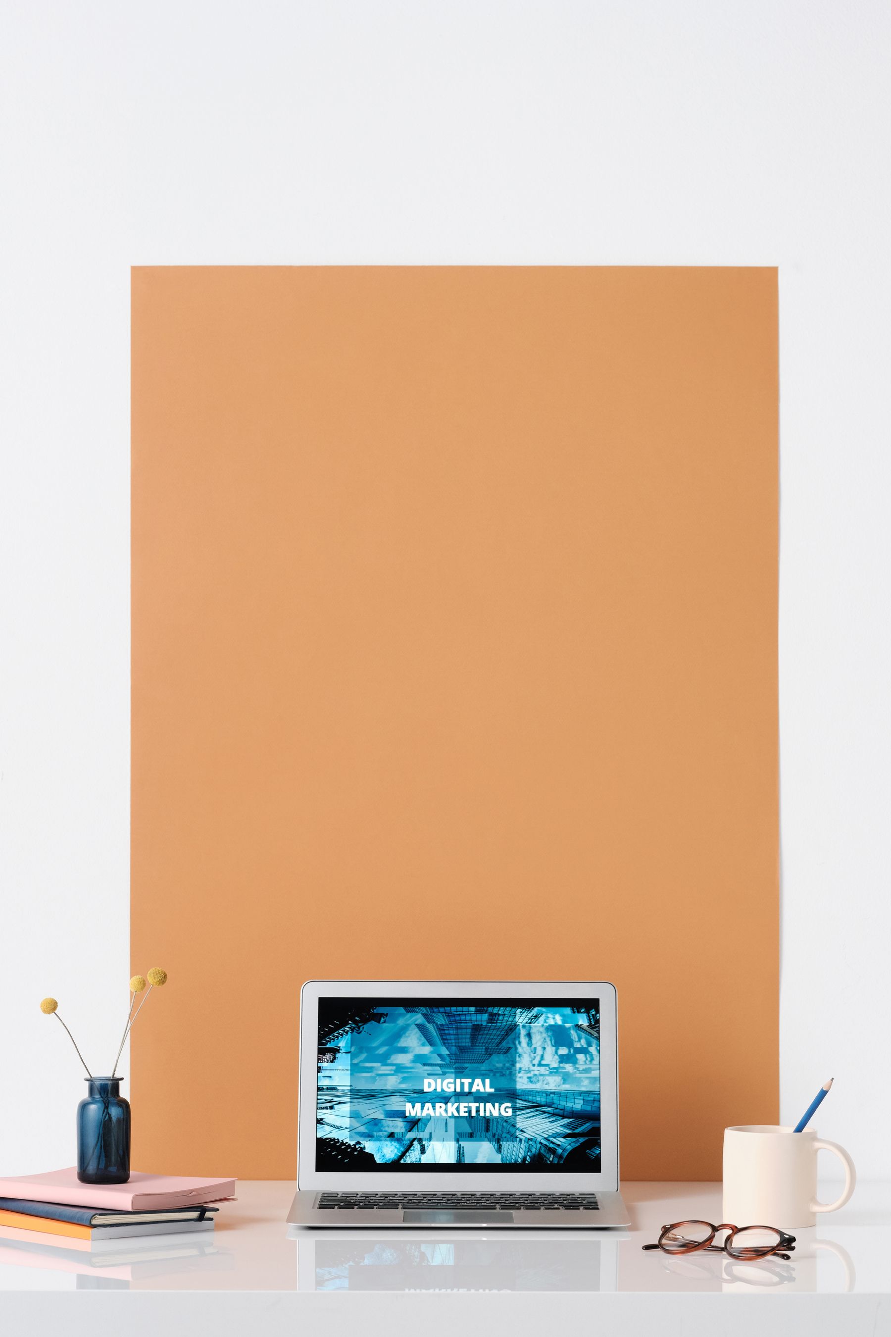 Notebook em uma mesa de trabalho exibindo uma estratégia de marketing digital